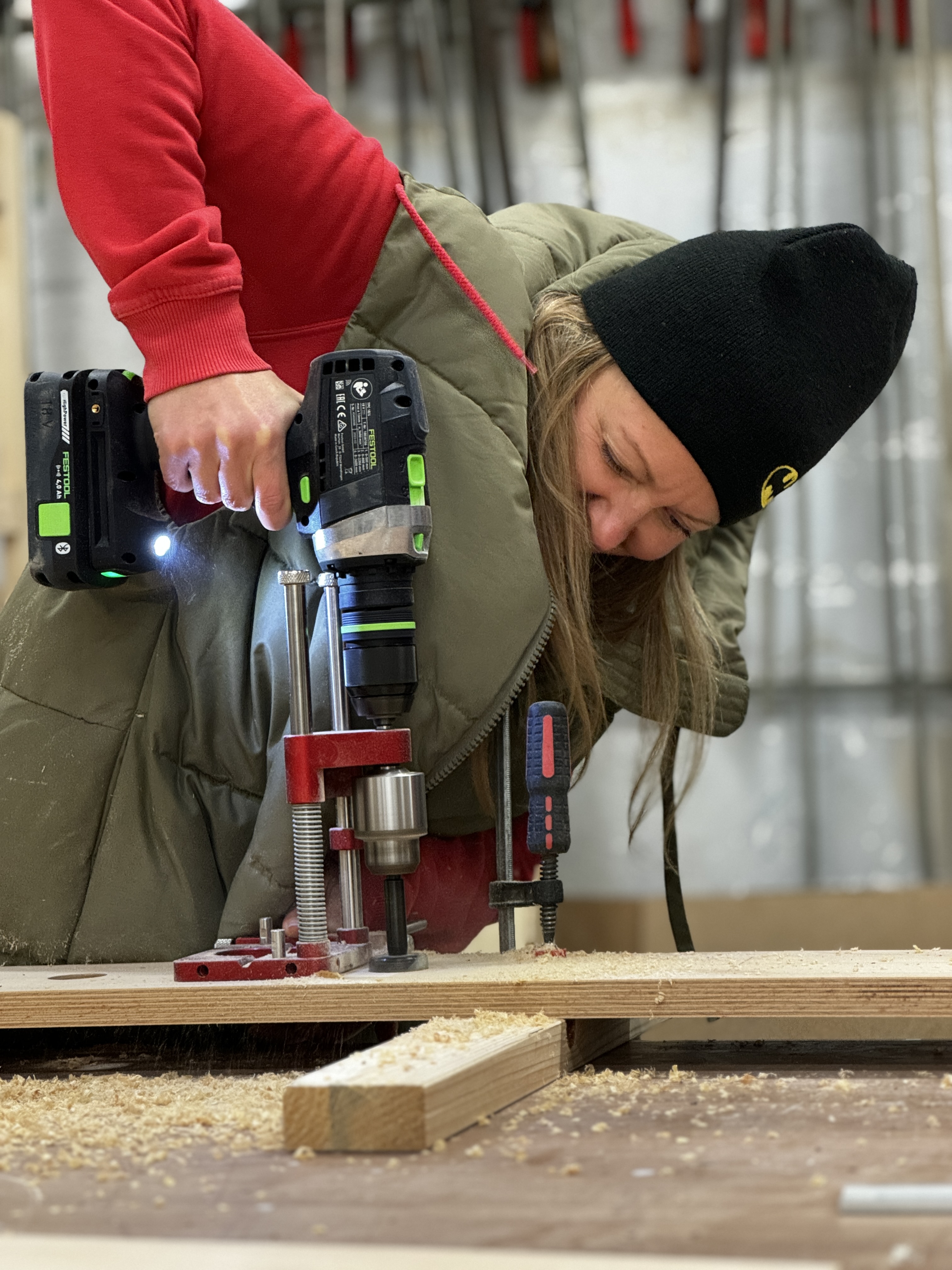 Teilnehmerin mit Festool Akkubohrer in der DSGS Werkstatt
