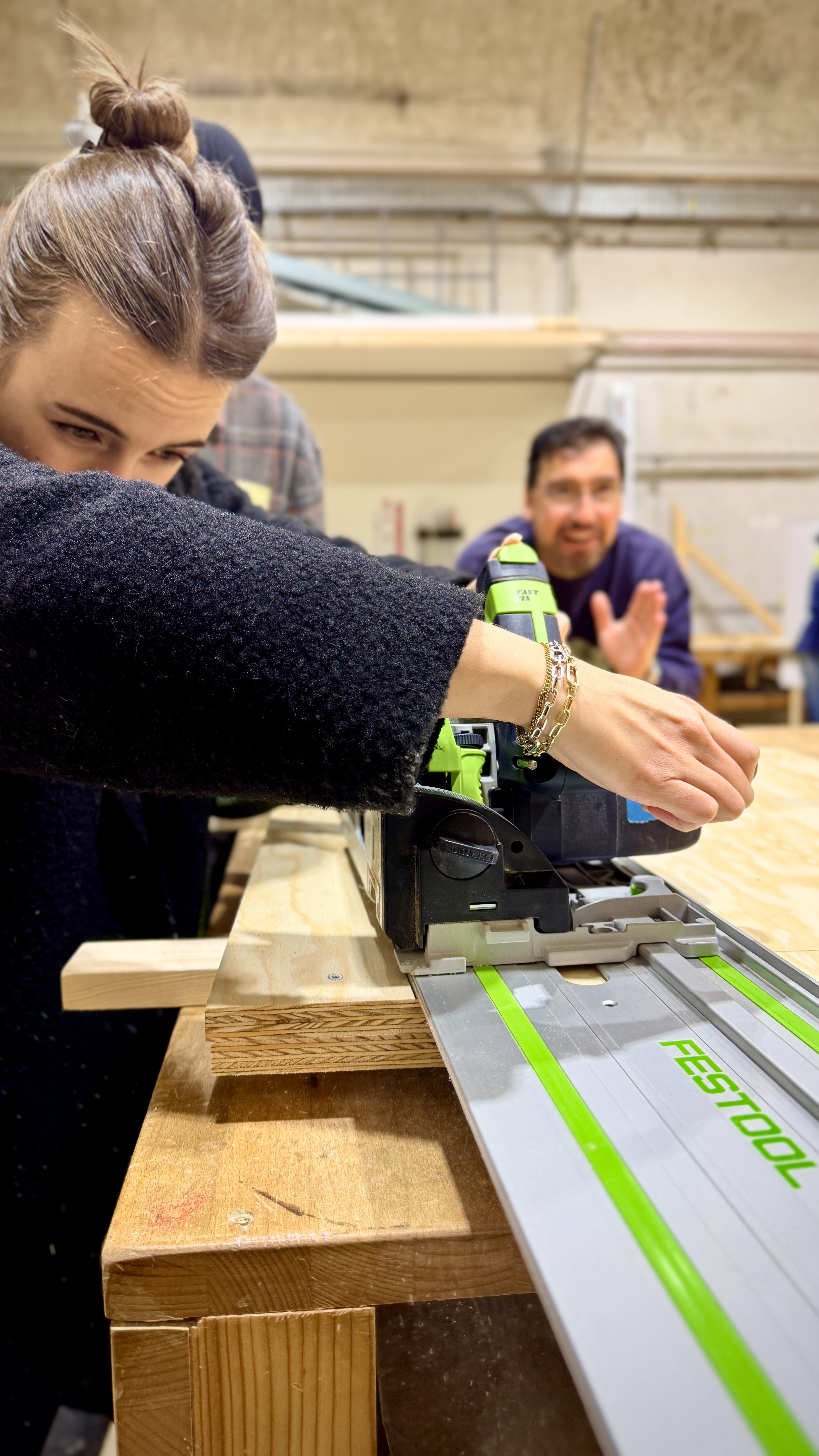 Teilnehmerin schiebt Festool Tauchsäge auf Führungsschiene