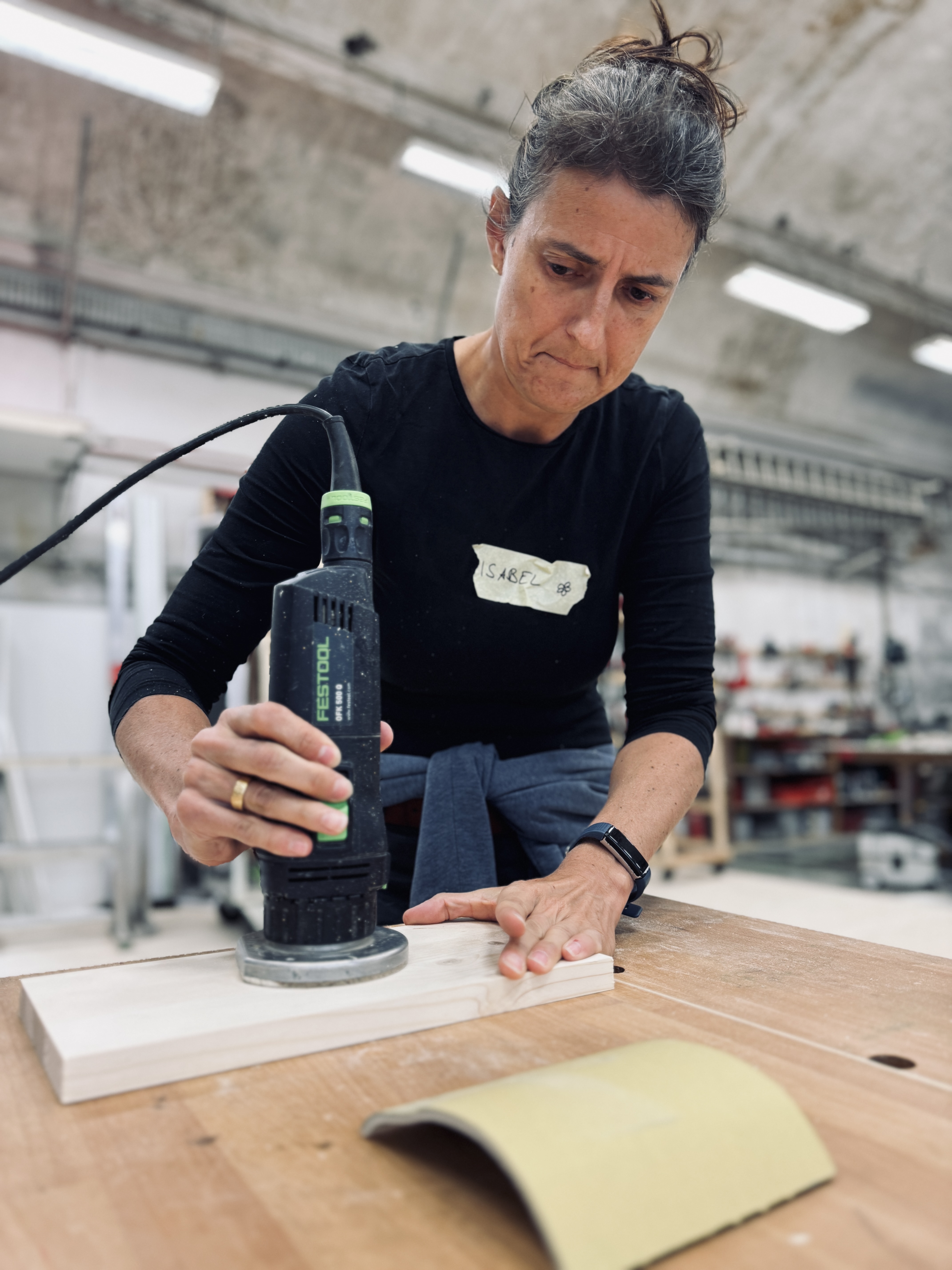 Teilnehmerin mit Festool Exzenterschleifer im Kurs