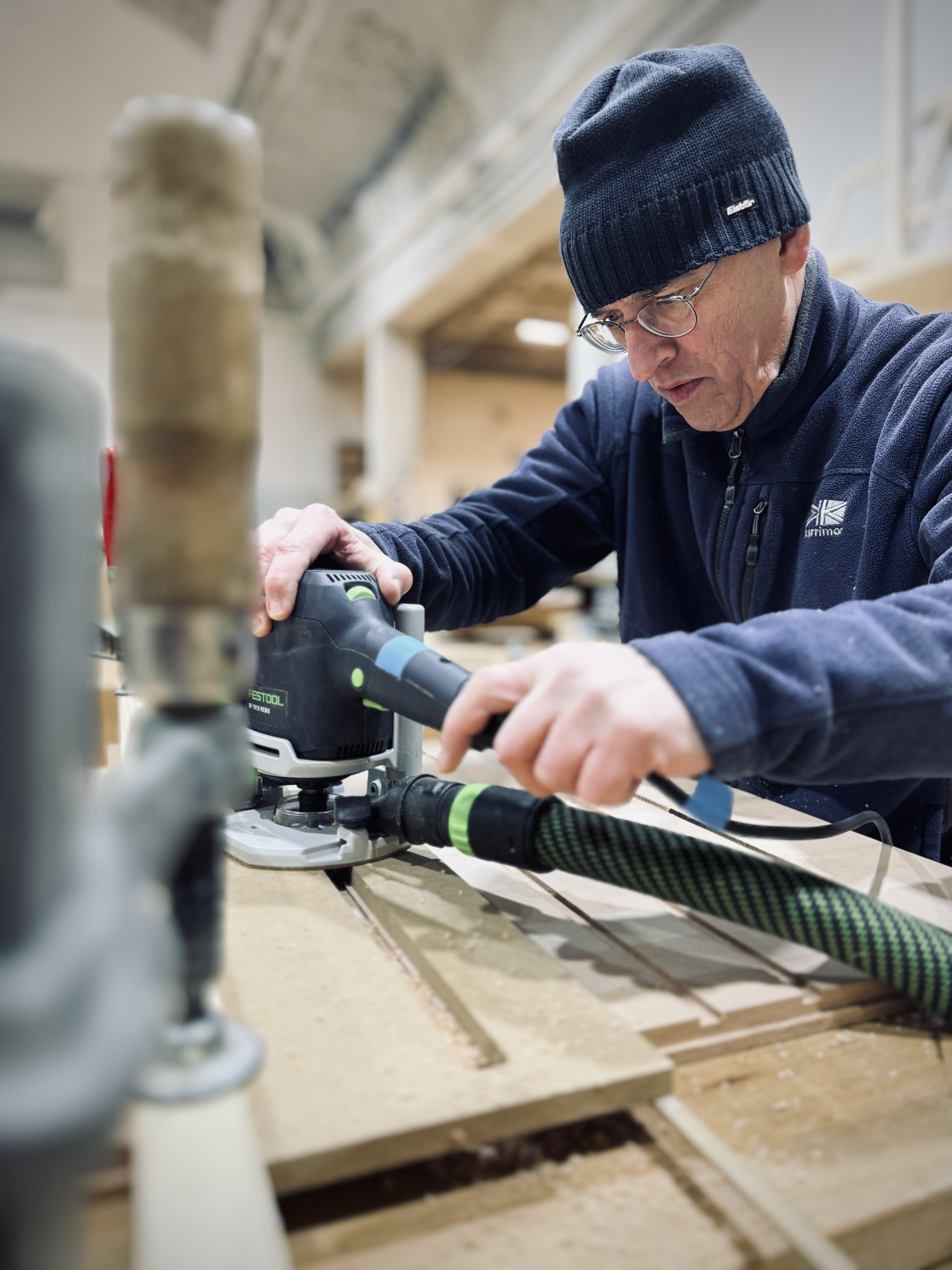 Tischlermeister mit Festool Oberfräse OF 1010 in der DSGS Werkstatt