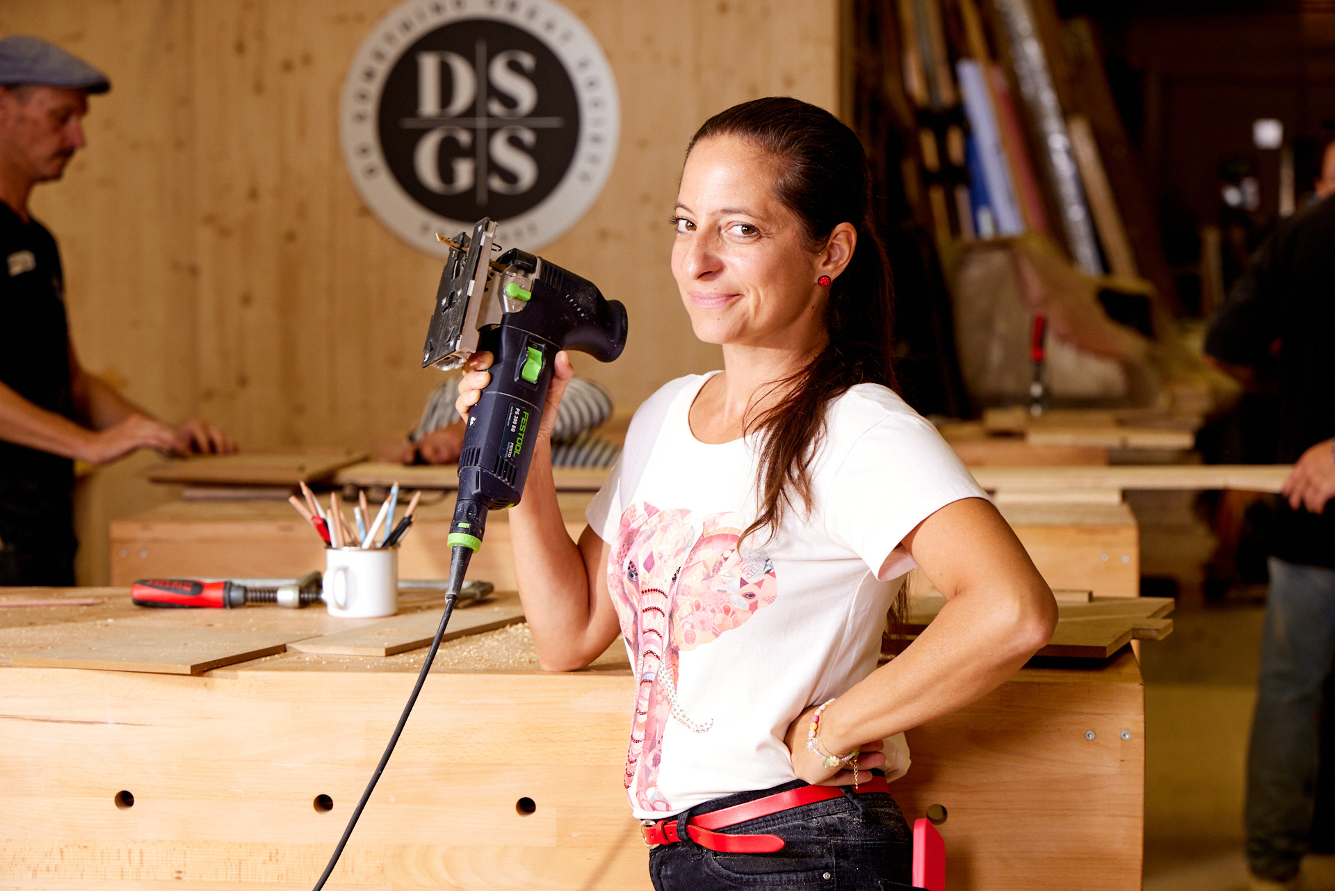 Teilnehmerin mit Festool Stichsäge — DSGS Werkstatt Wien