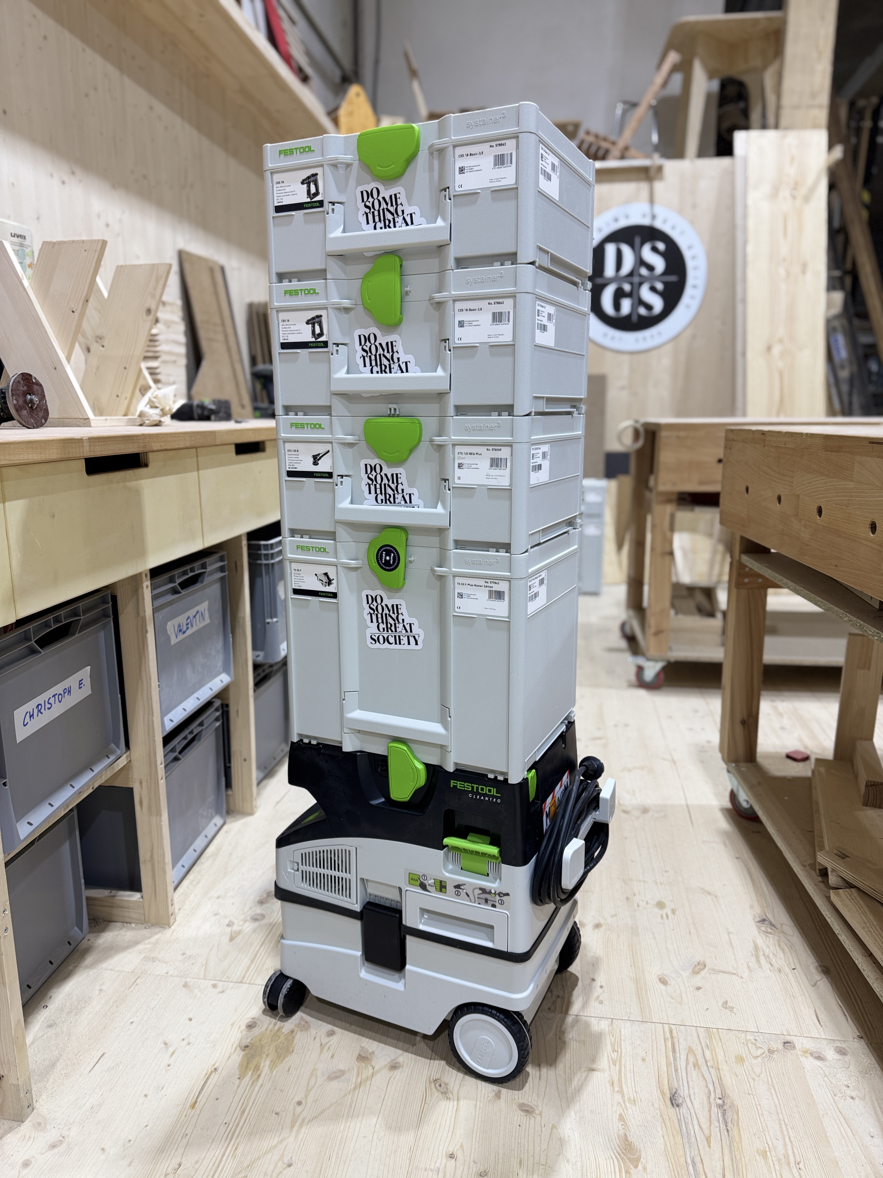Festool Systainer-Stack mit DSGS Sticker in der Werkstatt